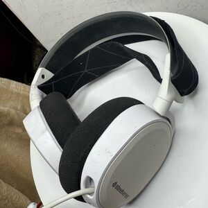 SteelSeries White and Black Gaming Headset
